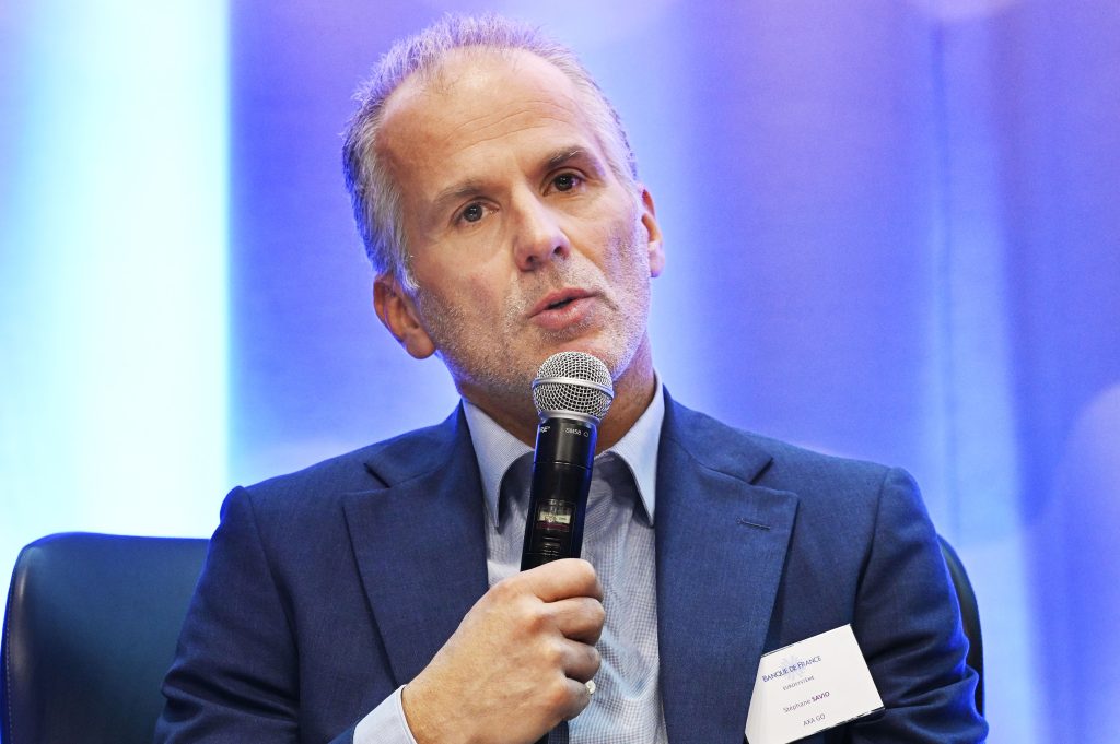 Un intervenant au micro lors du colloque 2025